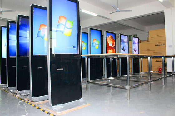 चीन 42 इंच 55 इंच एलसीडी डिजिटल साइनेज स्क्रीन कस्टम चार्जिंग स्टेशन के साथ स्वीकार किए जाते हैं आपूर्तिकर्ता