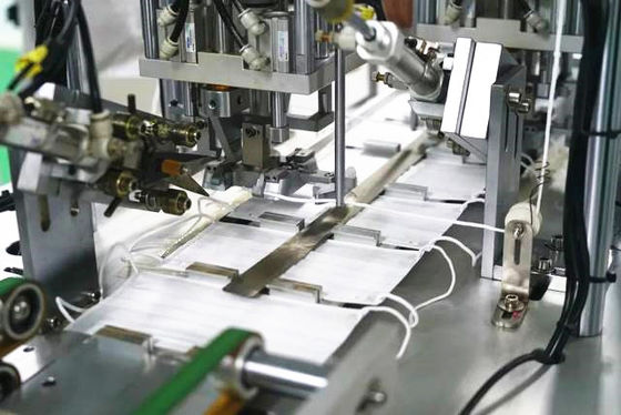 चीन रंगीन मेडिकल फेस मास्क के लिए टच स्क्रीन कंट्रोल डिस्पोजेबल मास्क मशीन आपूर्तिकर्ता
